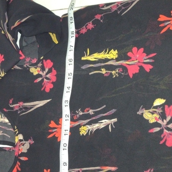 VINCE Camuto Cold-Shoulder Bell-Sleeve Black Top size medium flower print - Picture 7 of 9